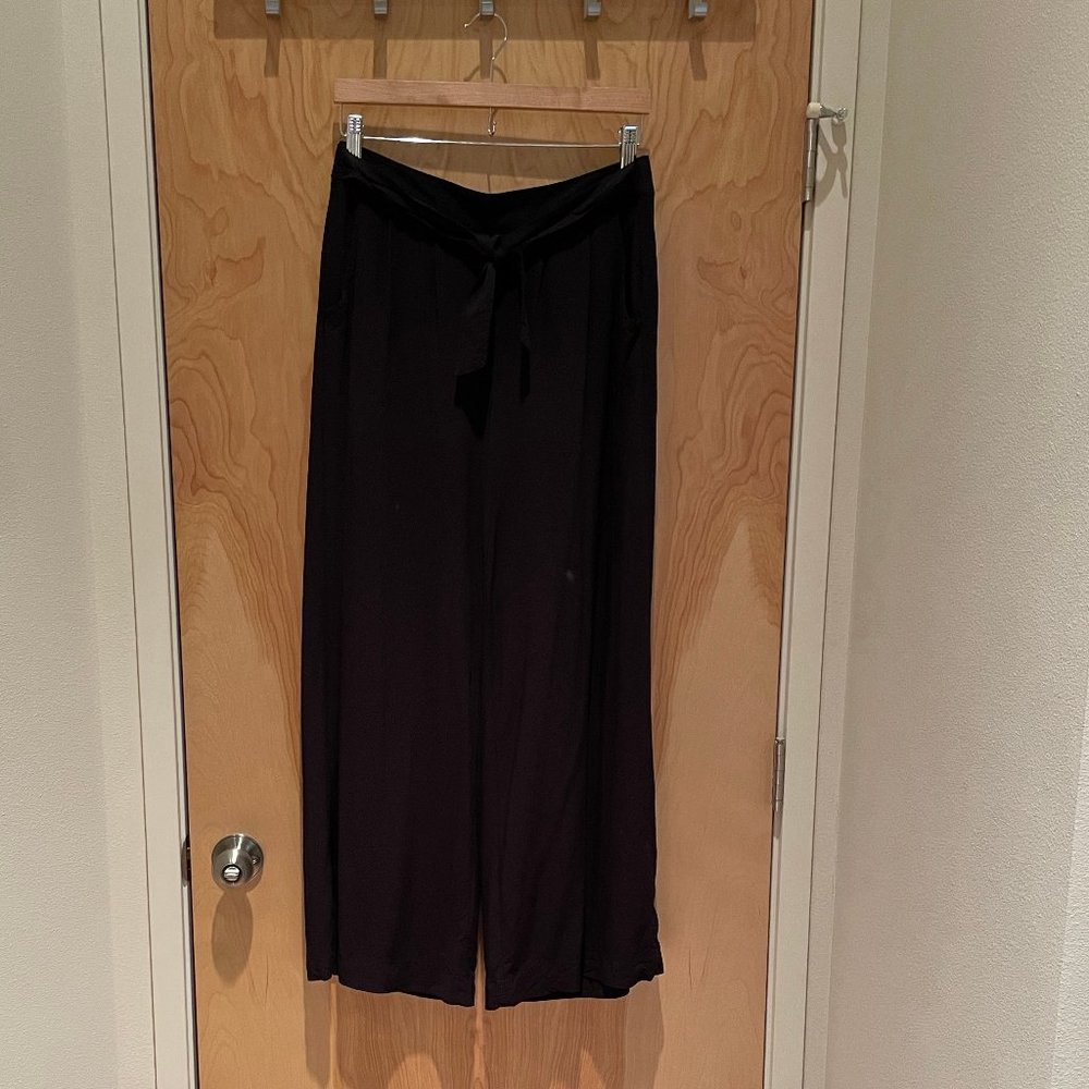 Black wide-leg pull-on rayon pants with pockets, size M - EUC
